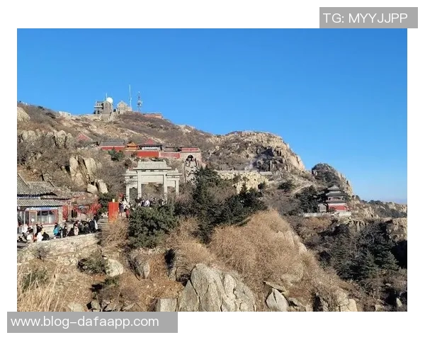 山东泰山俱乐部代表于三月一日开展登山活动共赴泰山景区体验自然之美